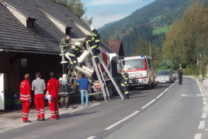 Arbeiter in Mischmaschine eingeklemmt