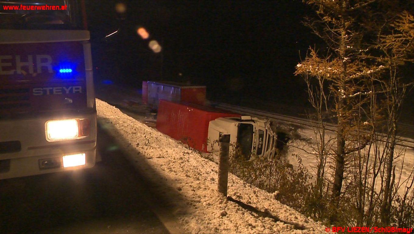 Sperre der B320: Transporter mit Gefahrgut abgestürzt