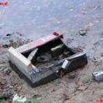 Zeitungsständer und Geldwechselautomat aus der Traun geborgen