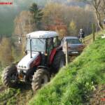 PKW über Böschung – Lenker tödlich verletzt