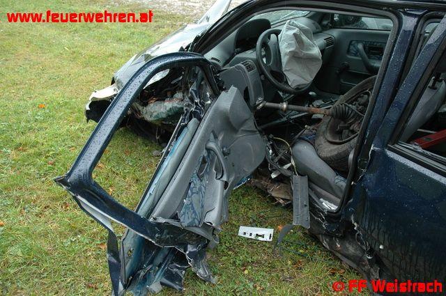 FF Weistrach: Menschenrettung nach Verkehrsunfall auf der B 122