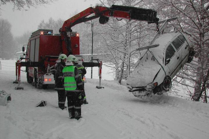 Starker Schneefall fordert Feuerwehren