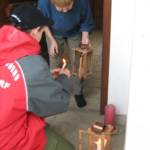 Feuerwehrjugend verteilt Friedenslicht im Gemeindegebiet von Ohlsdorf