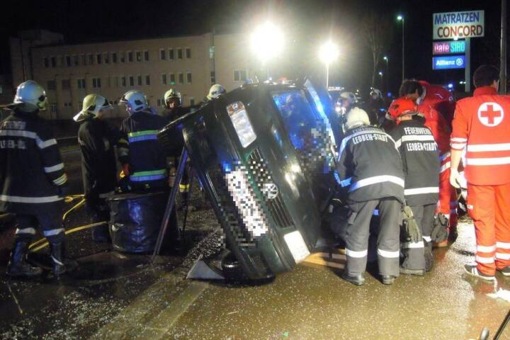 Verkehrsunfall mit eingeklemmter Person