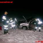 Auto schleudert in Straßengraben und überschlägt sich