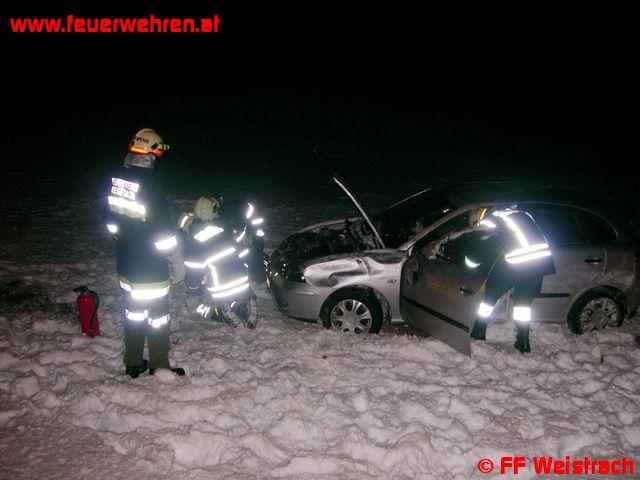 Auto schleudert in Straßengraben und überschlägt sich