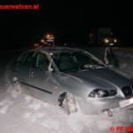 Auto schleudert in Straßengraben und überschlägt sich