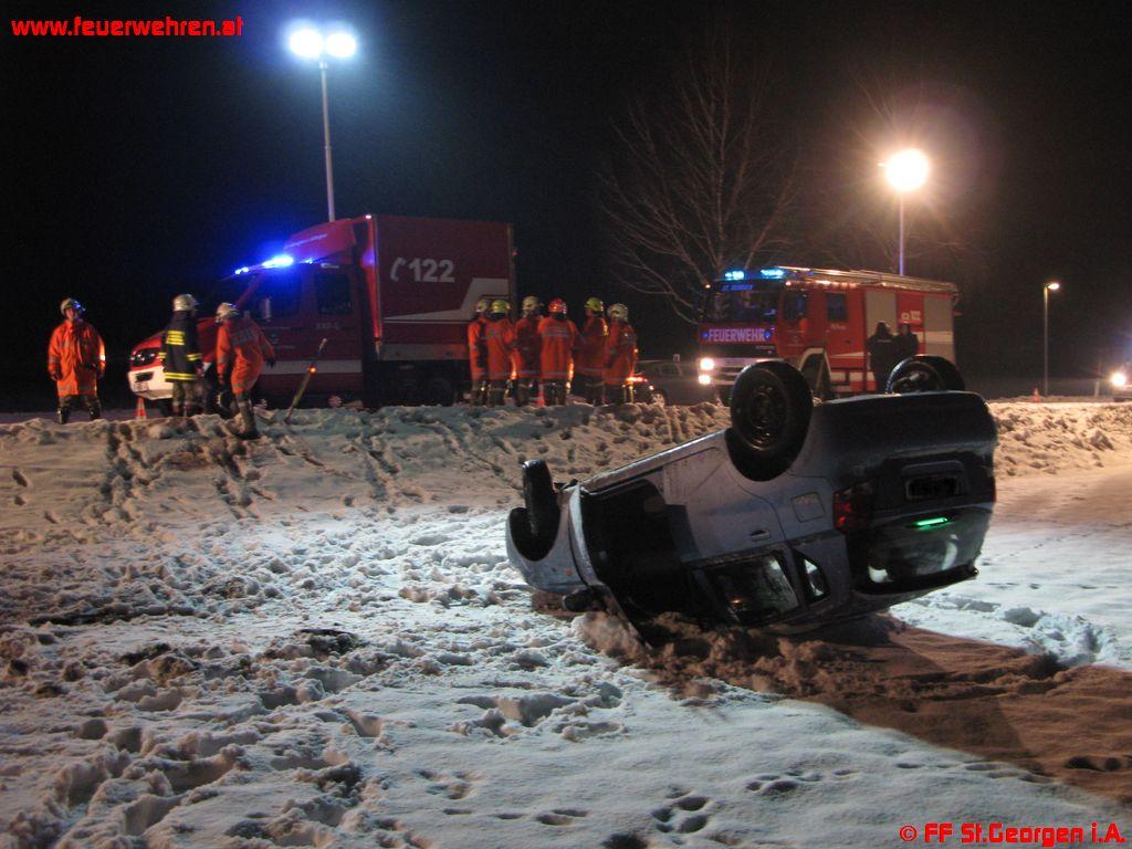 FF St.Georgen im Attergau: Verkehrsunfall im Schneetreiben