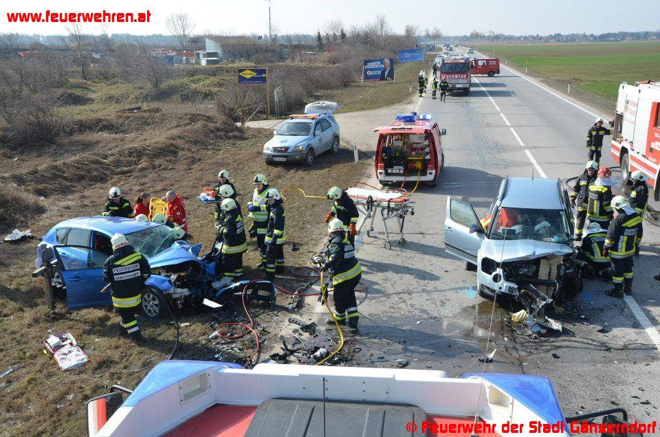 Feuerwehr Gänserndorf: Schwerer Verkehrsunfall auf der B8