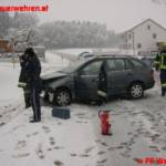 Fahrzeug landet nach Verkehrsunfall in Straßengraben