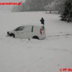 Fahrzeug landet nach Verkehrsunfall in Straßengraben