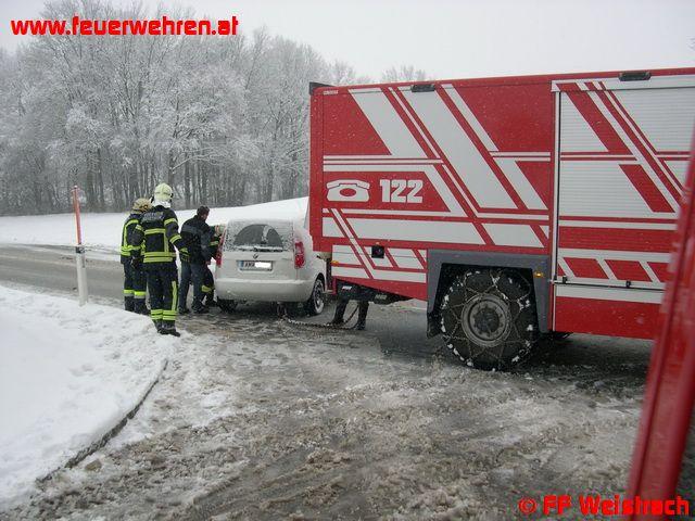 FF Weistrach: Fahrzeug landet in Straßengraben