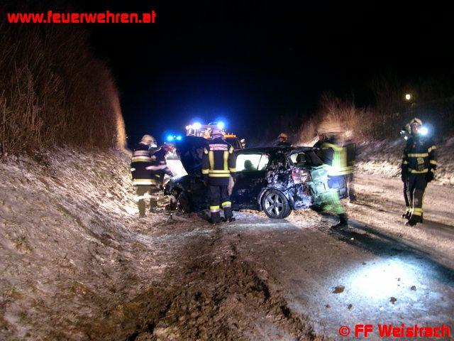 FF Weistrach: Fahrzeugüberschlag auf der LH 85