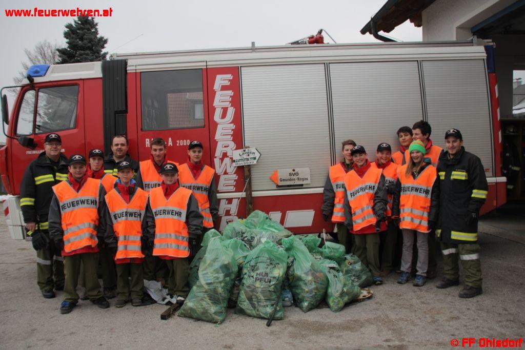 FF Ohlsdorf: Landesstraße von Feuerwehrjugend gereinigt