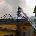 BF Wien: Dachbrand in leerstehendem Objekt