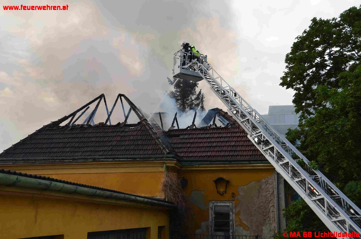 BF Wien: Dachbrand in leerstehendem Objekt