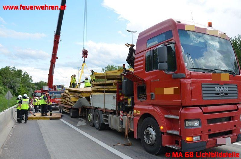 BF Wien: Lkw-Ladung löst sich bei Vollbremsung