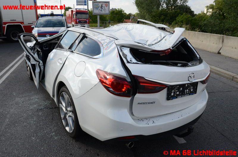 BF Wien: Lkw-Anhänger stürzt auf Pkw