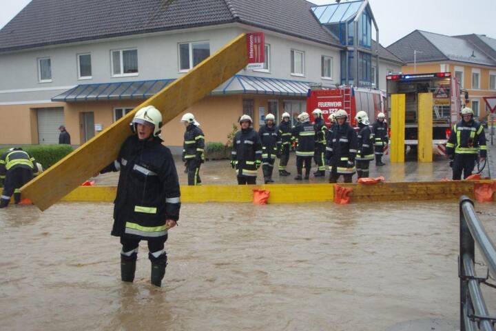 FF Weistrach: Bagger reisst Straße weg