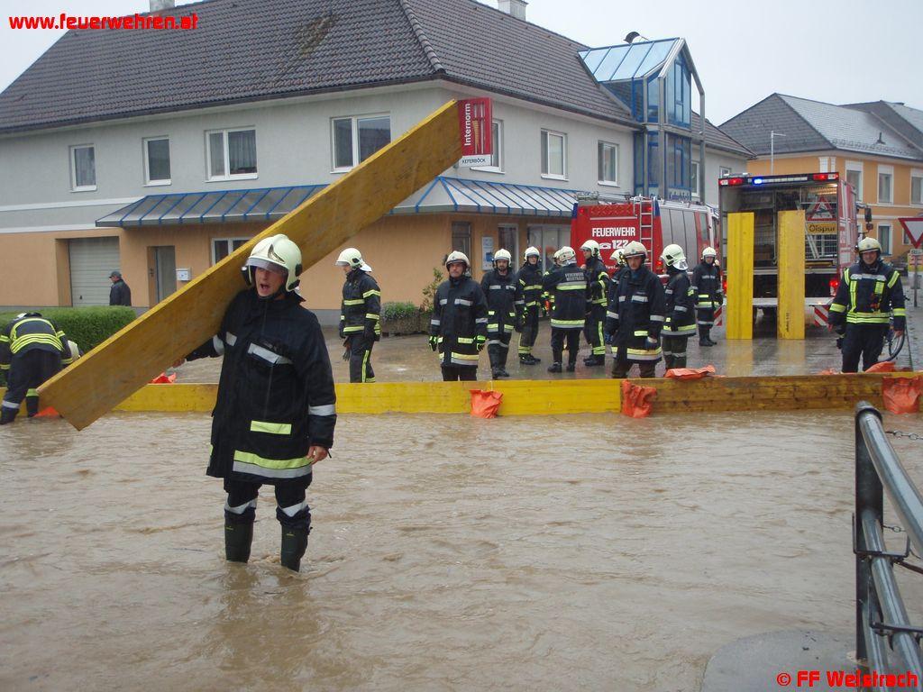 FF Weistrach: Bagger reisst Straße weg