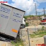 BF Wien: Lkw-Anhänger gerät in Schieflage
