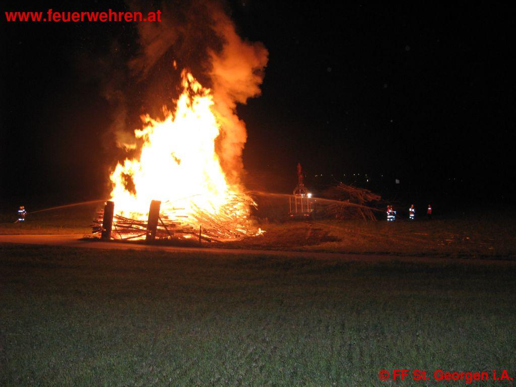 FF St. Georgen i.A.: Holzlager in Vollbrand