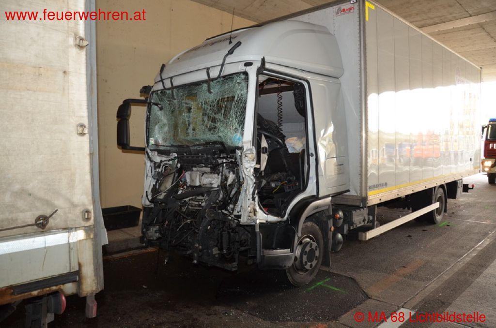 BF Wien: Auffahrunfall auf der S1