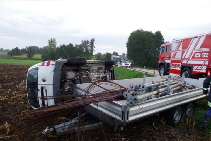 FF Weistrach: VW Caddy mit Anhänger überschlagen