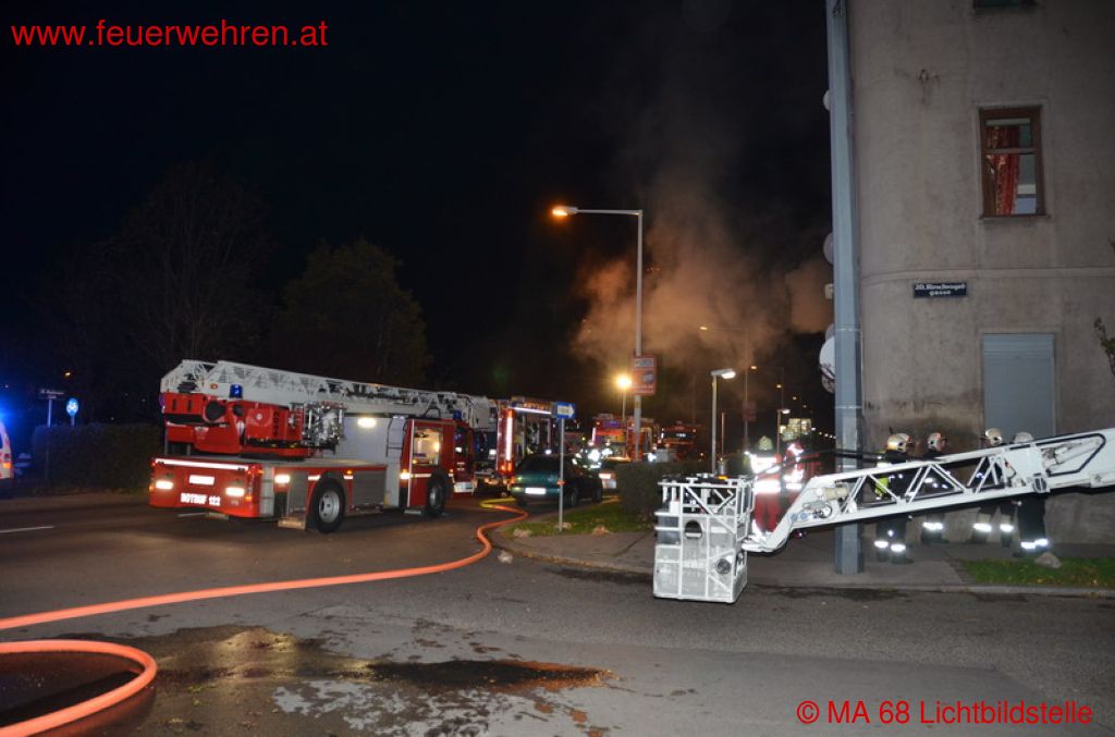 BF Wien: Zimmerbrand mit Menschenrettung – Alarmstufe 2