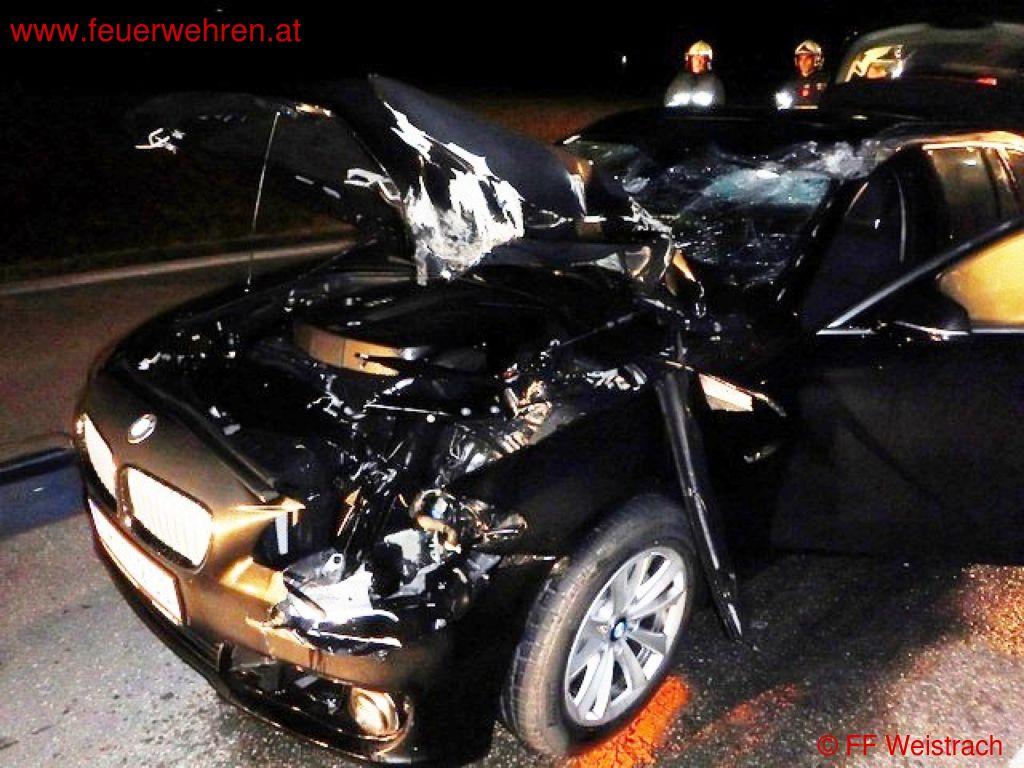 FF Weistrach: PKW fährt bei voller Fahrt in LKW Kranstütze