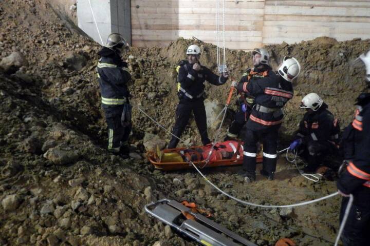 BF Wien: Verschütteter Bauarbeiter
