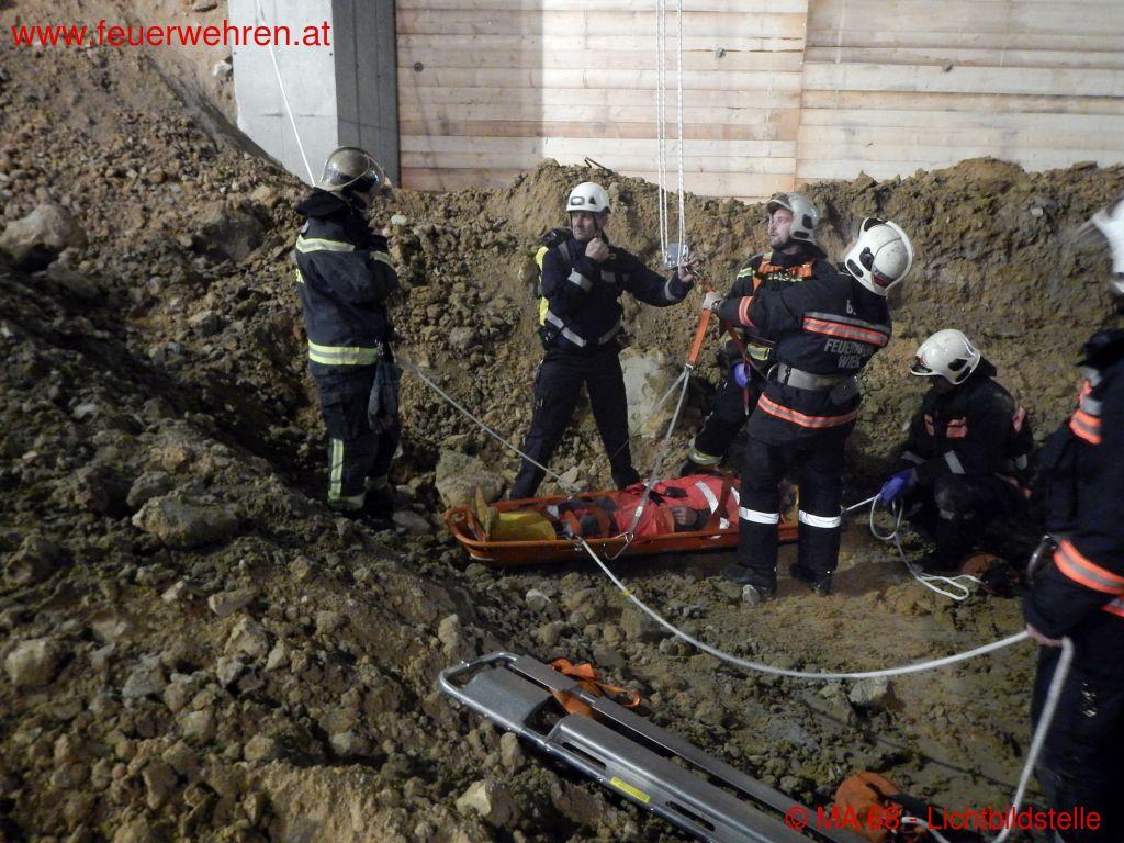 BF Wien: Verschütteter Bauarbeiter