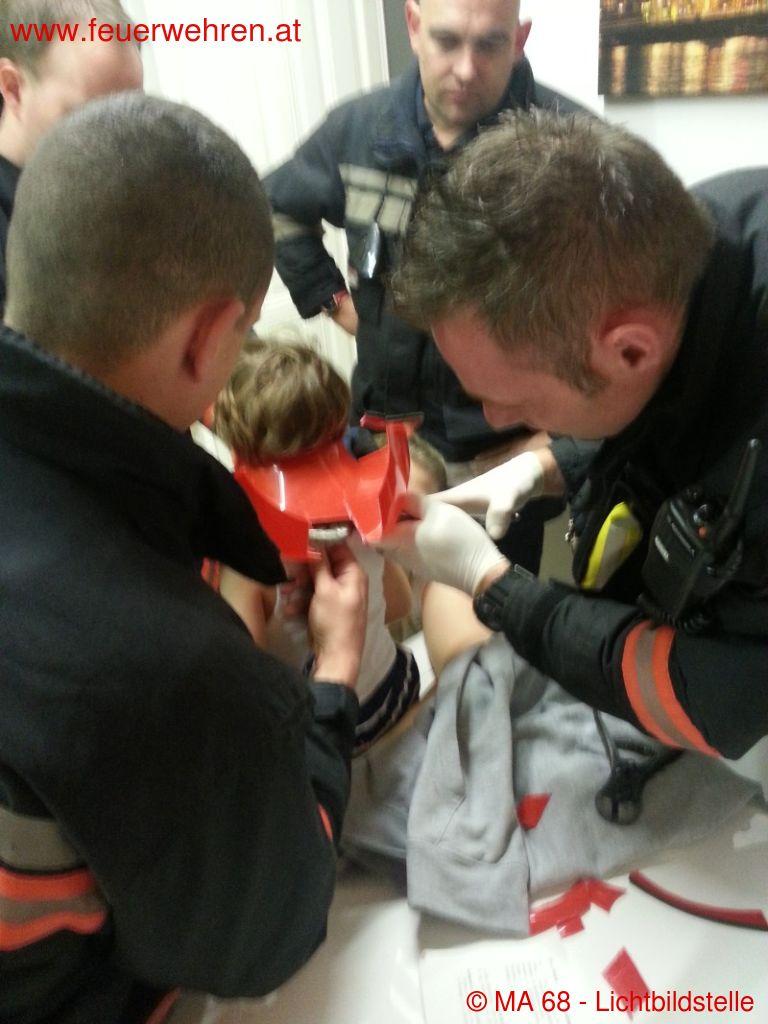 BF Wien: Bub unverletzt aus Zwangslage befreit