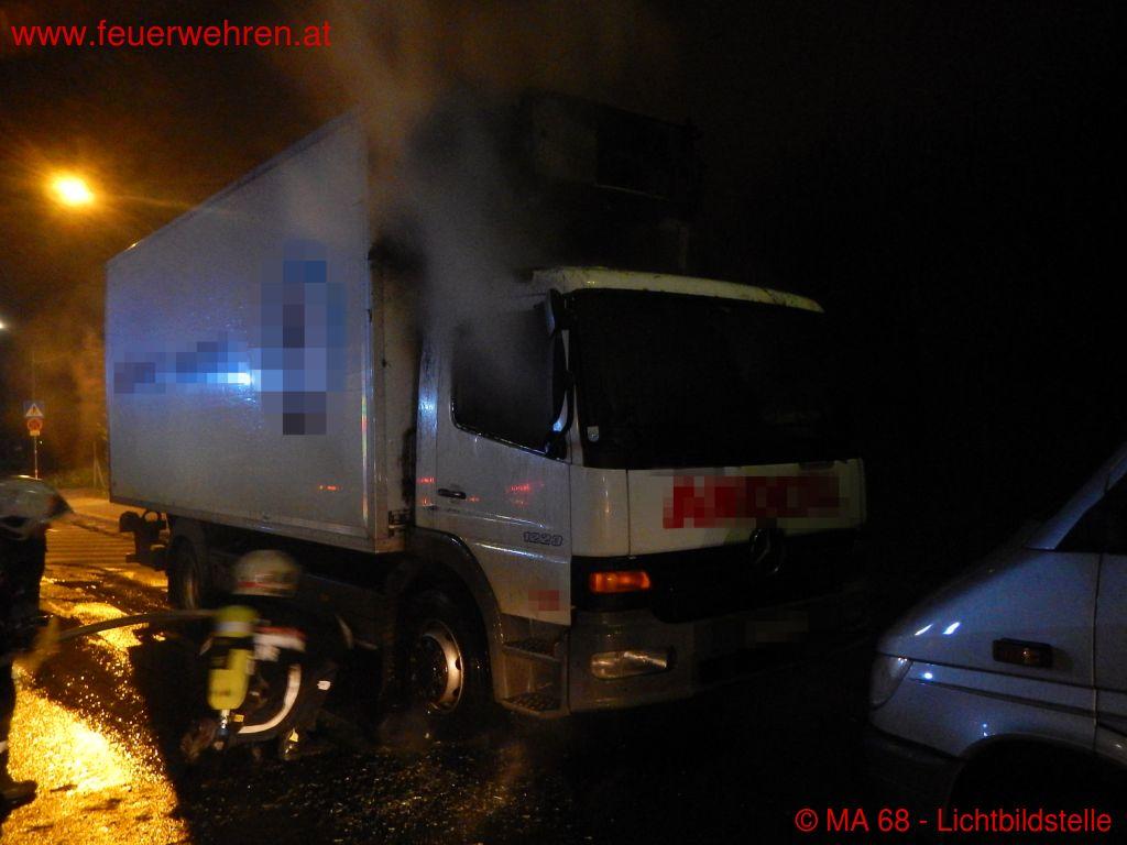 BF Wien: Brennender LKW