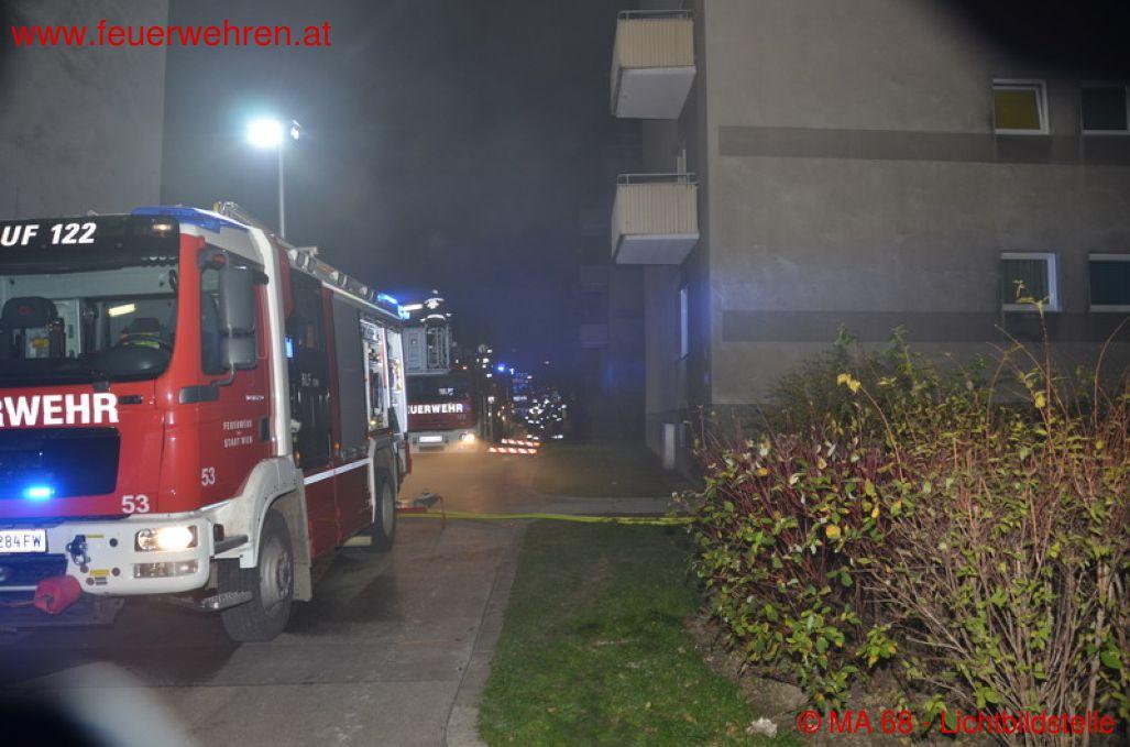 BF Wien: Kellerbrand mit Menschenrettung – Alarmstufe 2