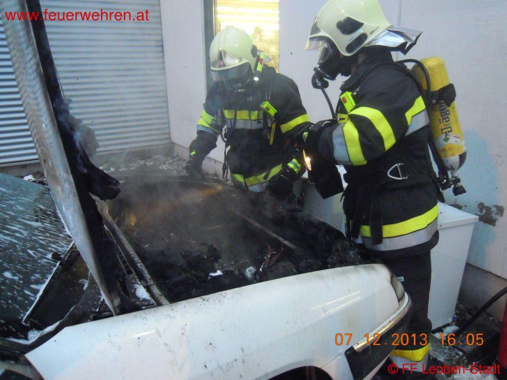 FF Leoben-Stadt: Fahrzeugbrand Merkurmarkt