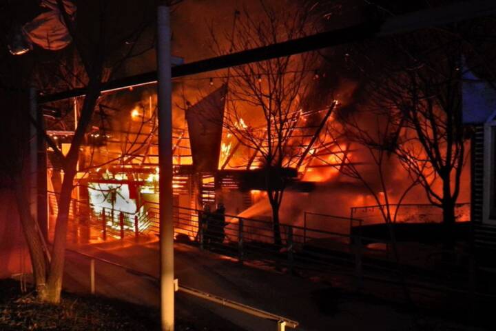 BF Wien: Lokalbrand mit Menschenrettung – Alarmstufe 2