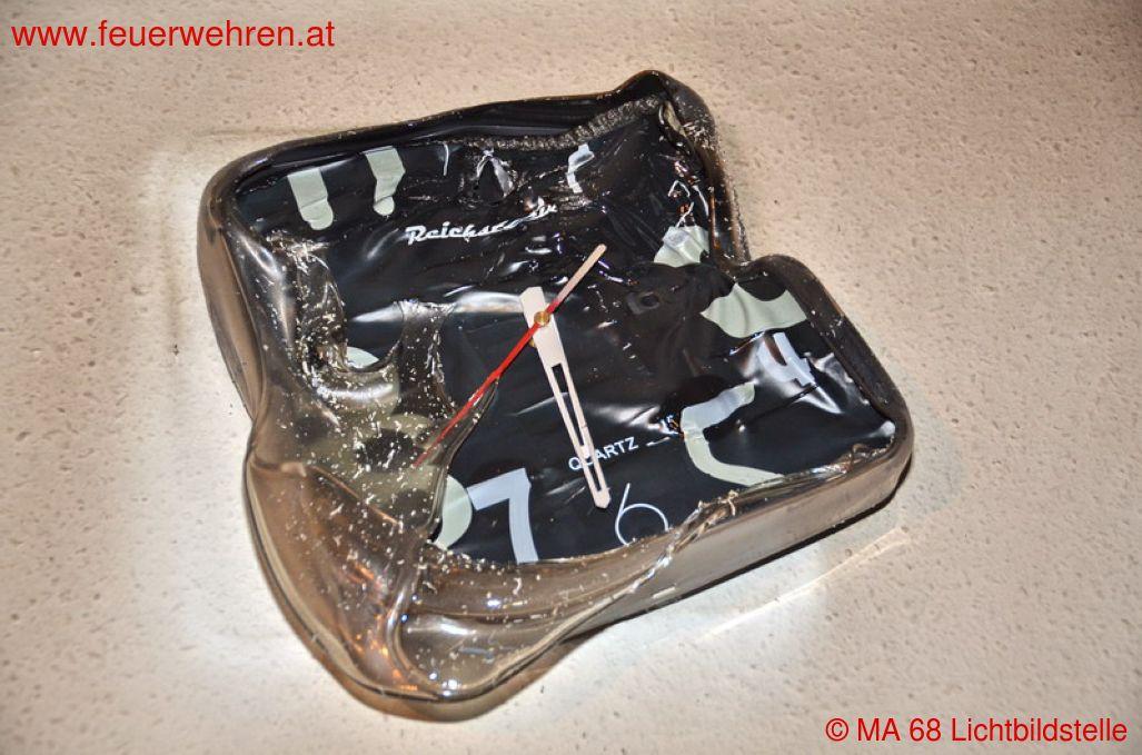 BF Wien: Christbaumbrand mit Verpuffung