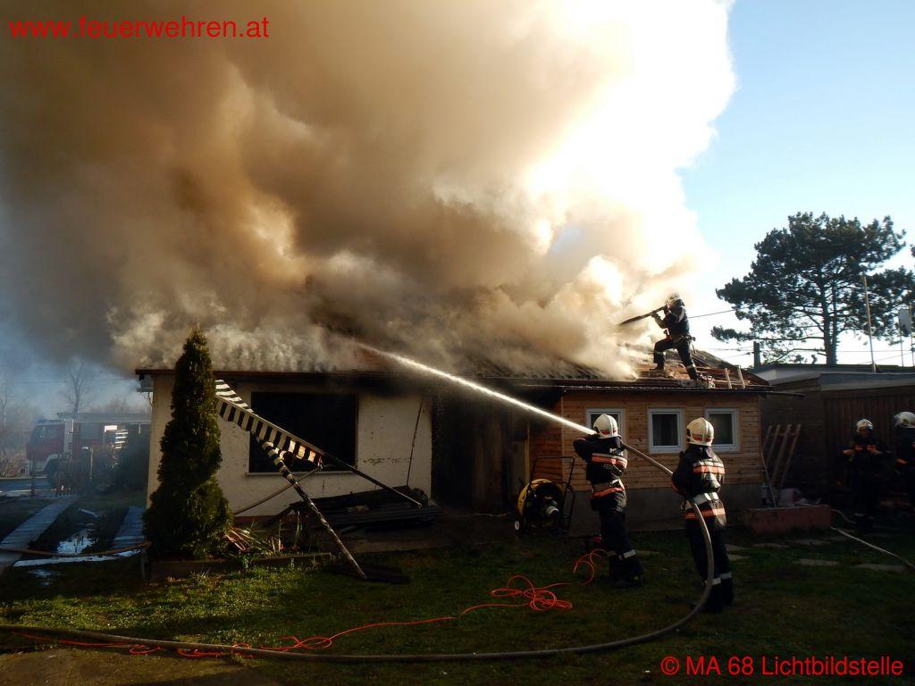 BF Wien: Vollbrand in Einfamilienhaus