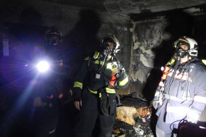 BF Wien: Zimmerbrand mit Menschenrettung