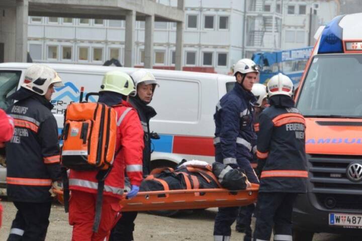 BF Wien: Einsatzkräfte der Berufsfeuerwehr bei Einsatz verletzt
