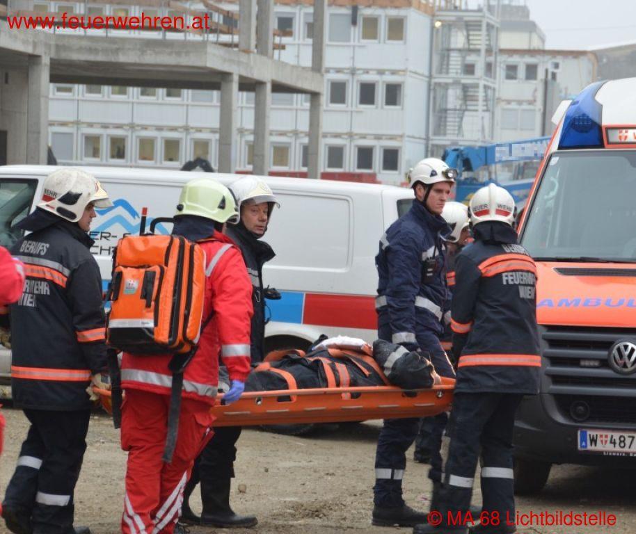 BF Wien: Einsatzkräfte der Berufsfeuerwehr bei Einsatz verletzt
