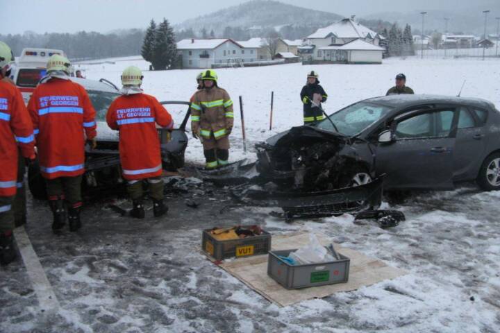 FF St. Georgen i.A.: Eingeklemmte Person bei Verkehrsunfall