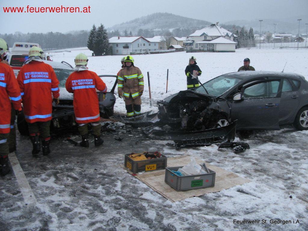 FF St. Georgen i.A.: Eingeklemmte Person bei Verkehrsunfall