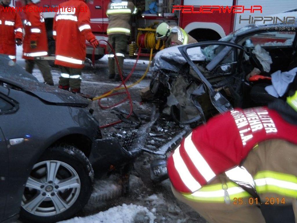 FF Hipping: Verkehrsunfall auf der Attergauer-Landesstraße