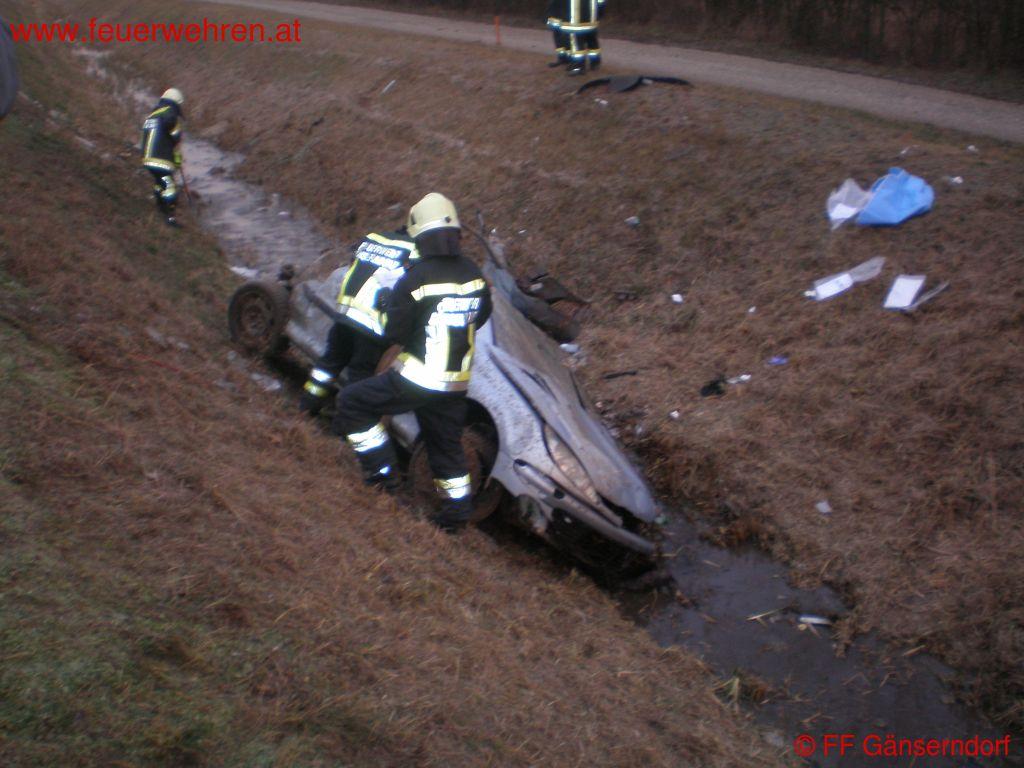 FF Gänserndorf: Verkehrsunfall mit Menschenrettung