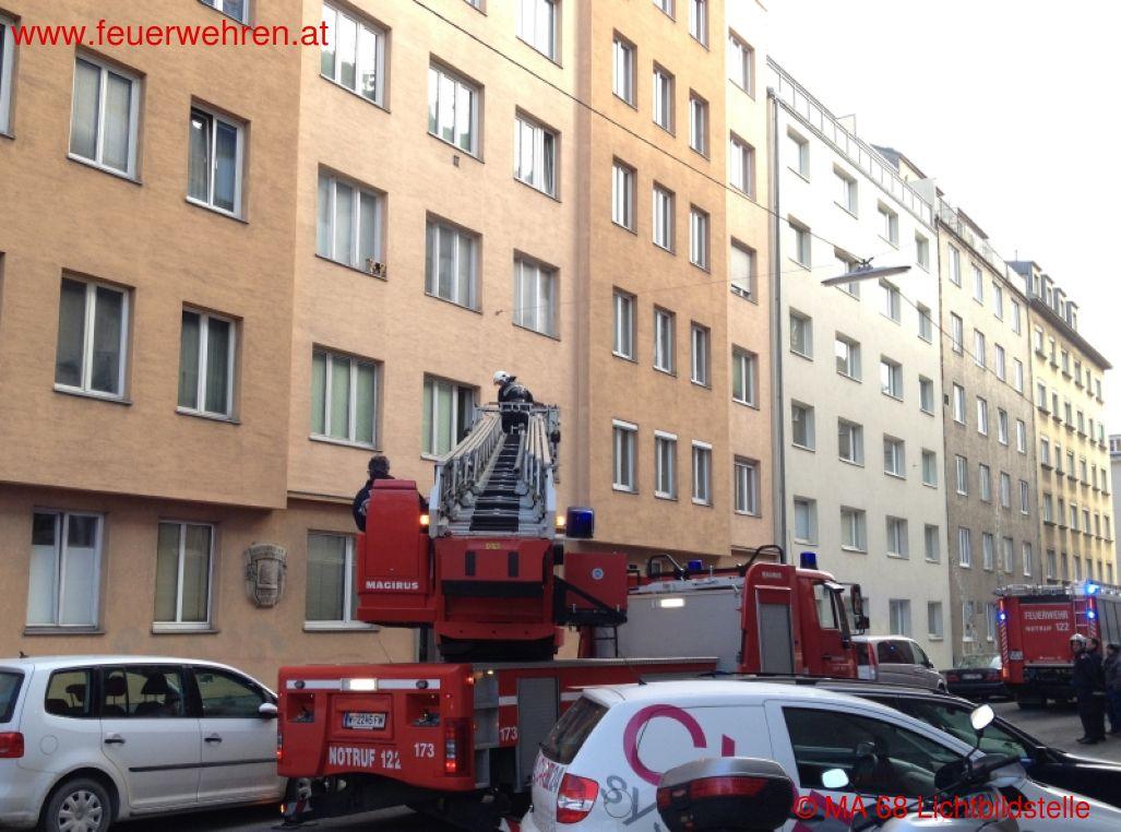 BF Wien: Dreijähriges Kind von Fensterbrett gerettet