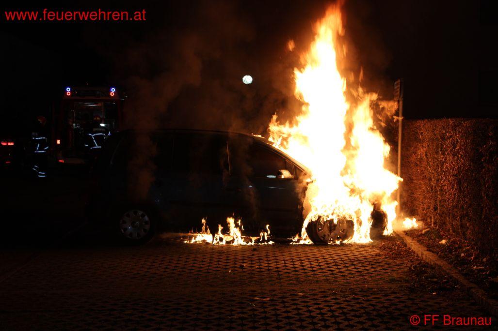 FF Braunau: Fahrzeugbrand in Braunau
