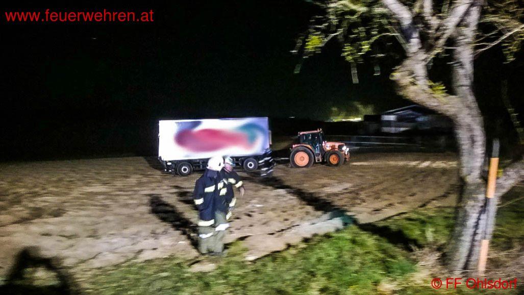 FF Ohlsdorf: LKW-Anhänger rollte in Feld