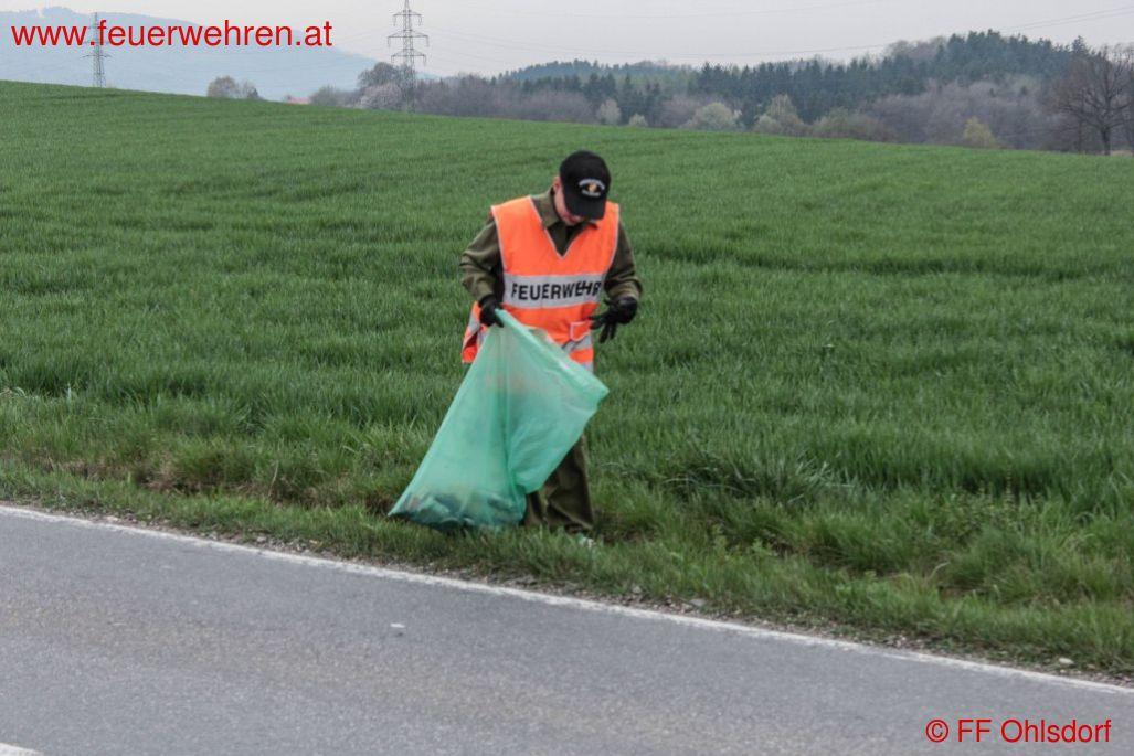 FF Ohlsdorf: Landesstraße von Feuerwehrjugend gereinigt